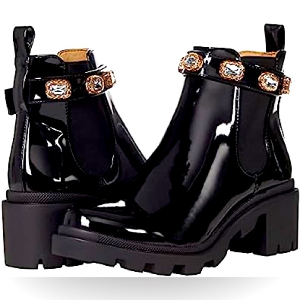 Steve Madden Women’s “Amulet” patent, synthetic leather, ankle boot in size 9